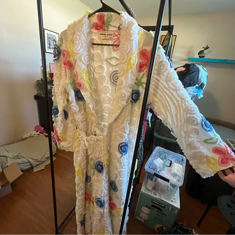 Canyon Group -

Colorful Floral Textured Robe “Wedding Cake”